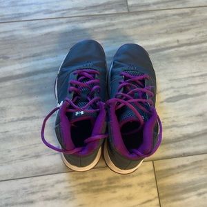 Under armor girls, basketball shoes, size 3 use